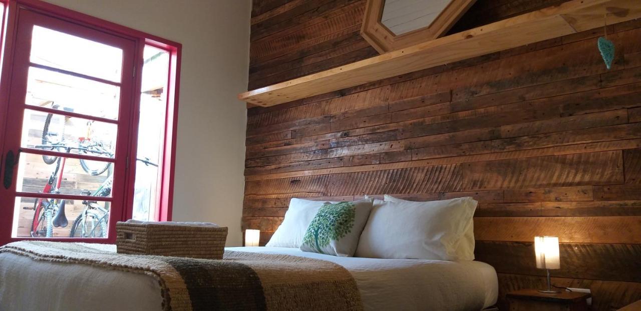 Treehouse Patagonia Hostel Пуерто Наталес Екстериор снимка