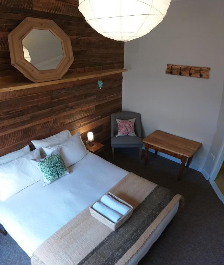 Treehouse Patagonia Hostel Пуерто Наталес Екстериор снимка